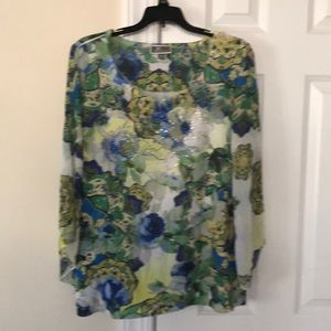 Flowery blouse with flowy sleeves